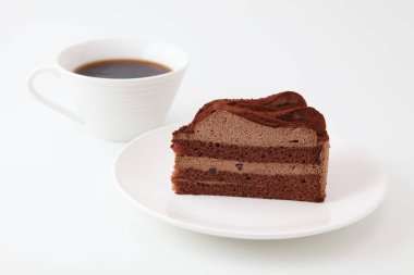 beyaz arka plan üzerinde izole kahve bir fincan ile çikolatalı kek