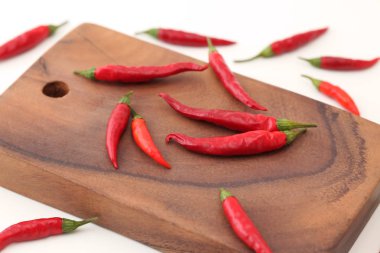 Kırmızı biber bir ahşap kesme tahtası üzerinde izole