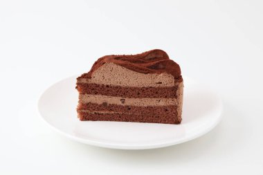 Beyaz arka planda izole edilmiş çikolatalı pasta