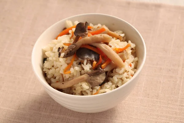 Takikomi gohan Japon karışık pirinç mantar ile masada izole — Stok fotoğraf