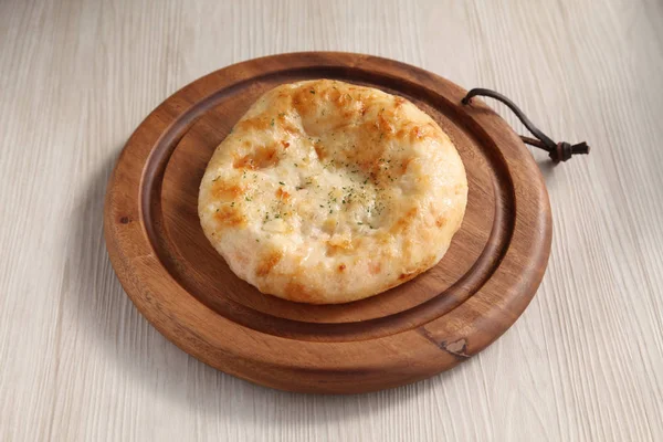 Focaccia pizza ekmek masada bir ahşap tabak üzerinde izole — Stok fotoğraf