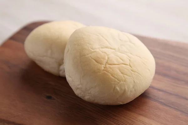 Ahşap kesme tahtası üzerinde beyaz ekmek — Stok fotoğraf