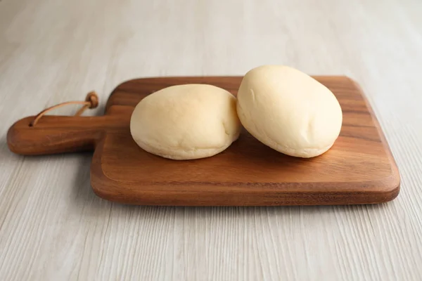 Gebackenes Weißbrot auf Holzschneidebrett isoliert auf dem Tisch — Stockfoto