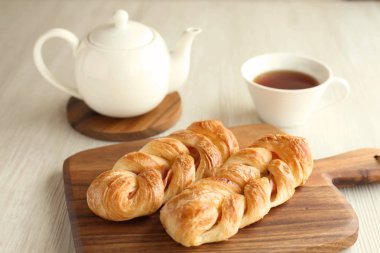 masada çaydanlık ve çay bardağı ile jambon danimarka ekmeği