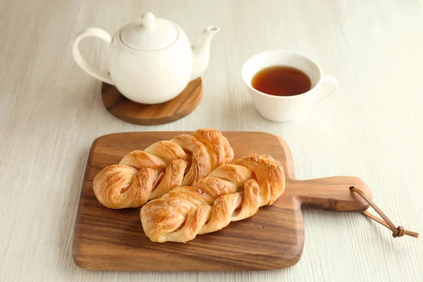 Ham danish bread with tea pot and tea cup on table — Stock Photo, Image