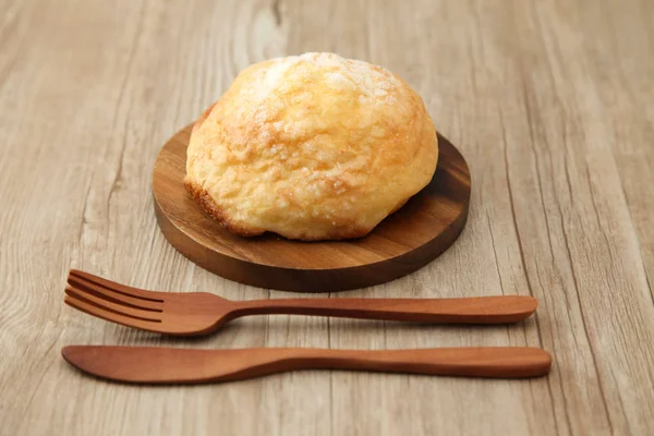 Pan de azúcar pan de melón en la placa de madera cuchillo tenedor aislado en la mesa — Foto de Stock