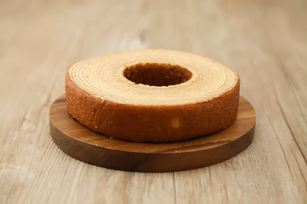 Torta di ciambelle tedesco baumkuchen su piatto di legno sul tavolo — Foto Stock