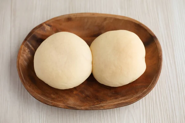 Pan blanco al horno en tabla de cortar de madera aislado en la mesa — Foto de Stock