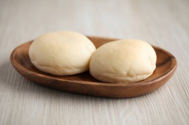 tahta kesme tahtası üzerinde pişmiş beyaz ekmek masada izole