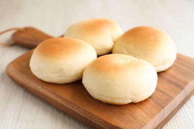 tahta kesme tahtası üzerinde pişmiş beyaz ekmek masada izole