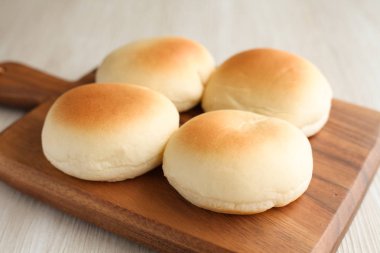 tahta kesme tahtası üzerinde pişmiş beyaz ekmek masada izole