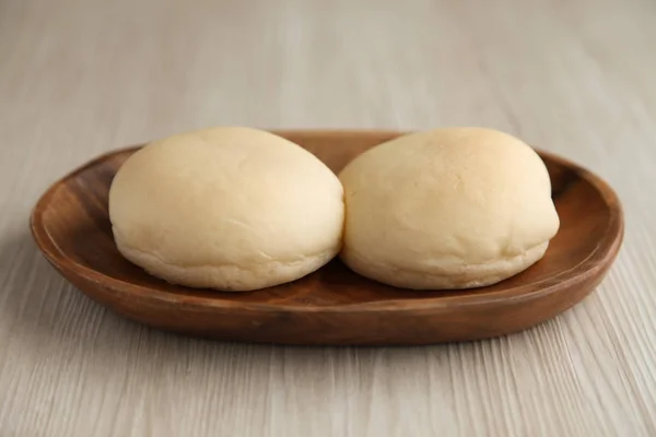 Pão branco assado na placa de corte de madeira isolada na mesa — Fotografia de Stock