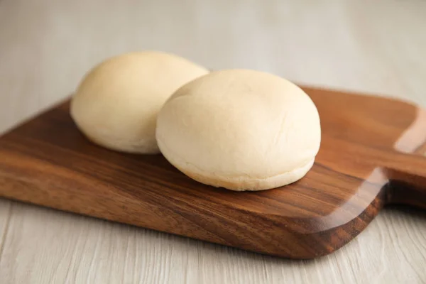 Tahta kesme tahtası üzerinde pişmiş beyaz ekmek masada izole — Stok fotoğraf