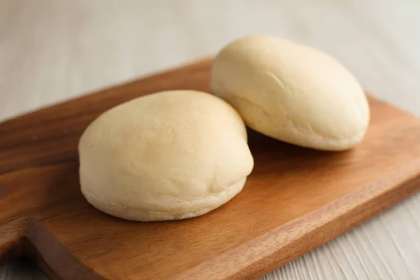 Pieczone biały chleb na drewnie deska do krojenia izolowane na stole — Zdjęcie stockowe