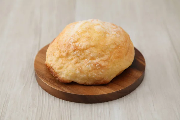 Panela de melão de pão de açúcar na placa de madeira isolada na mesa — Fotografia de Stock