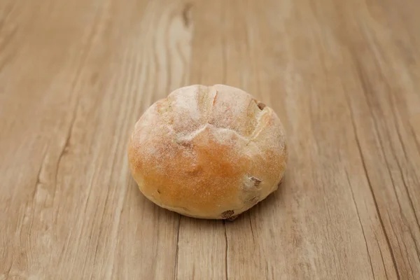 Fransız çavdar ekmeği ahşap masada izole fransız çavdar ekmeği ahşap masada izole — Stok fotoğraf