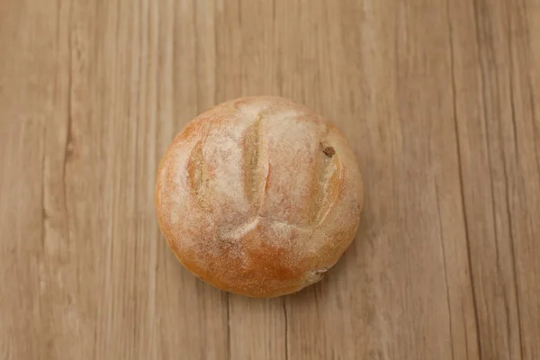 Fransız çavdar ekmeği ahşap masada izole fransız çavdar ekmeği ahşap masada izole — Stok fotoğraf