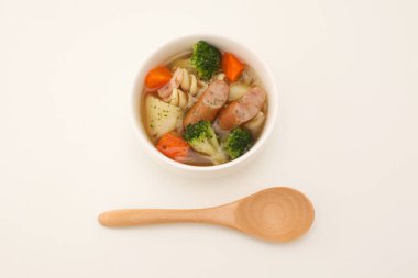 pot-au-feu sebze sosis çorbası beyaz arka plan üzerinde odun kaşığı izole