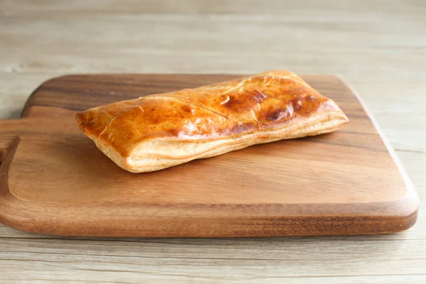 Torta de carne isolada na mesa — Fotografia de Stock