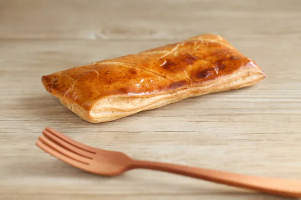 Torta de carne com faca de garfo isolada na mesa — Fotografia de Stock