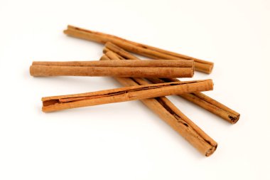 Tarçın çubukları beyaz arkaplanda izole