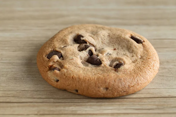 Biscotti con gocce di cioccolato isolati sul tavolo — Foto Stock