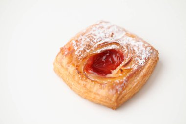 çilek reçeli danimarka ekmeği beyaz arka planda izole