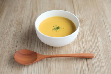 mısır pota çorbası masada izole