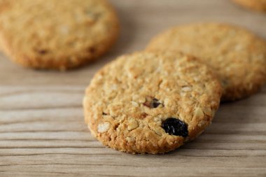 ahşap masada izole bisküvi çerezleri
