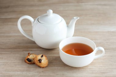 ahşap masada izole çay ve bisküvi kuru üzüm çerezleri fincan