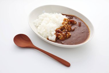 beyaz arka plan üzerinde izole ahşap kaşık ile köri pirinç bir tabak