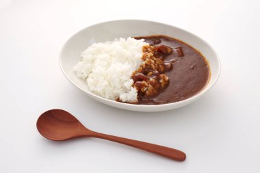 beyaz arka plan üzerinde izole ahşap kaşık ile köri pirinç bir tabak