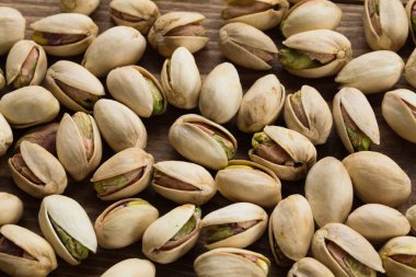 ahşap masa üzerinde kabukları ile antep fıstığı yayılması
