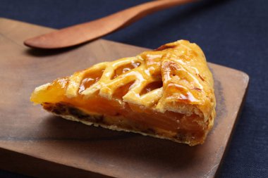 Masaüzerinde kesme tahtası üzerinde Rustik Elmalı Pasta Dilim