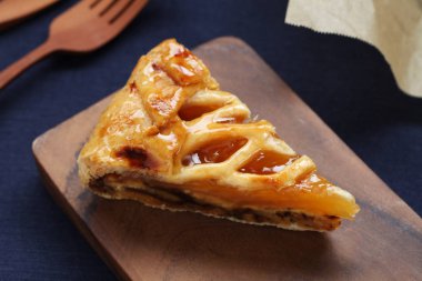 Masaüzerinde kesme tahtası üzerinde Rustik Elmalı Pasta Dilim