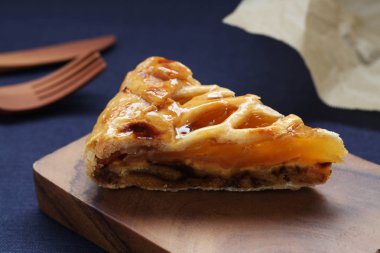 Masaüzerinde kesme tahtası üzerinde Rustik Elmalı Pasta Dilim