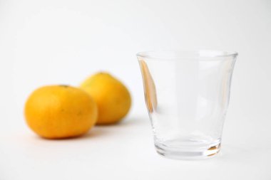 beyaz arka plan üzerinde izole cam ile mandalina satsuma portakal