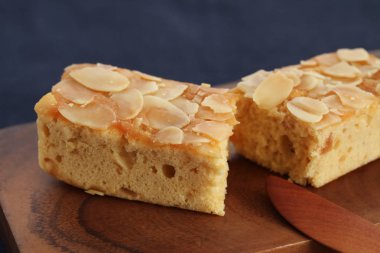 ahşap masada kesme tahtası üzerinde Badem Elma Pound Kek parçası