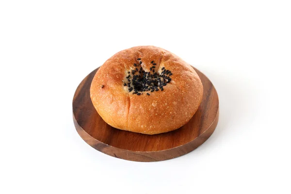 Yuvarlak ekmek tatlı kırmızı fasulye çörek beyaz arka plan izole — Stok fotoğraf