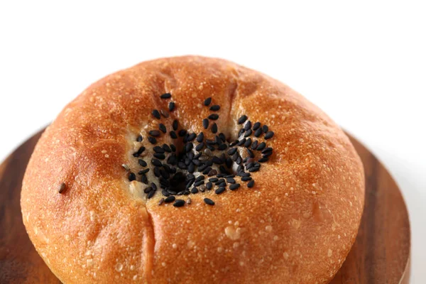 Kerek kenyér édes vörösbab zsemle elszigetelt fehér háttér — Stock Fotó
