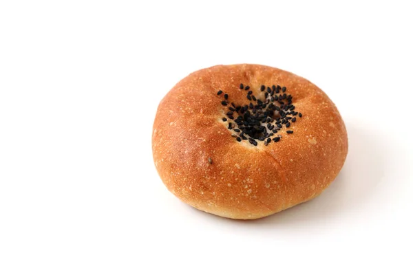 Yuvarlak ekmek tatlı kırmızı fasulye çörek beyaz arka plan izole — Stok fotoğraf