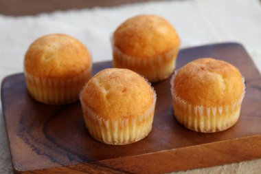 Kekler ahşap masada.