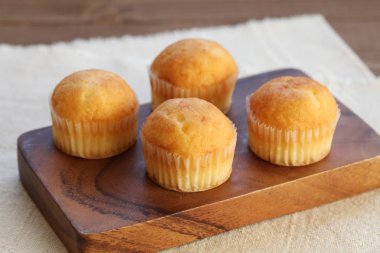 Kekler ahşap masada.