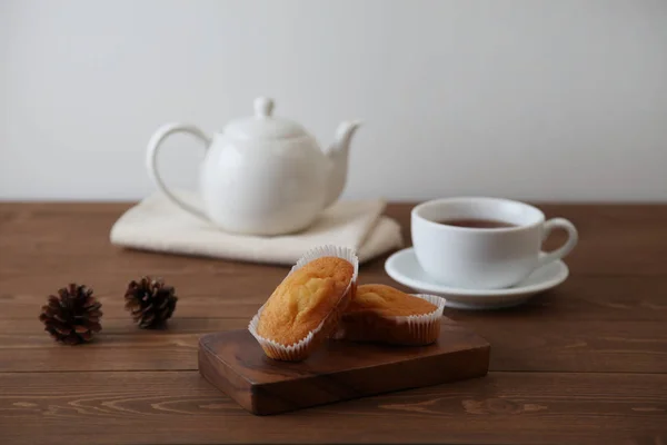 Gâteaux tasse sur table en bois avec tasse de thé — Photo