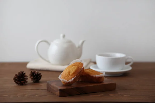 Tortas de la taza en la mesa de madera con la taza del pote — Foto de Stock