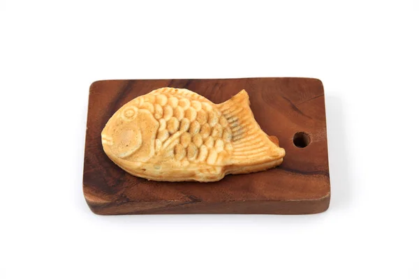 Pastel de pescado Taiyaki confitería japonesa en tabla de cortar sobre fondo blanco — Foto de Stock