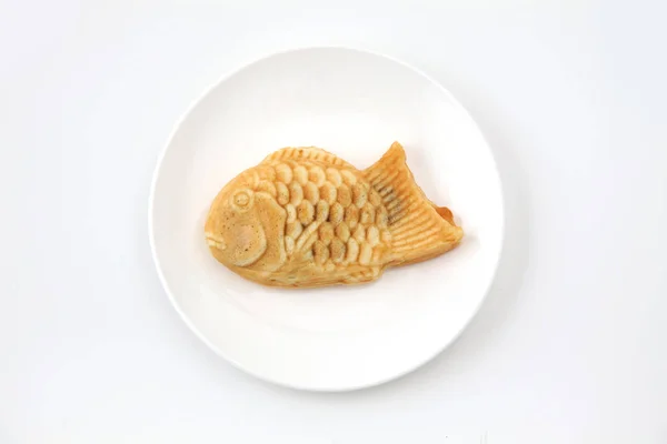 Pastel de pescado Taiyaki confitería japonesa en plato sobre fondo blanco — Foto de Stock