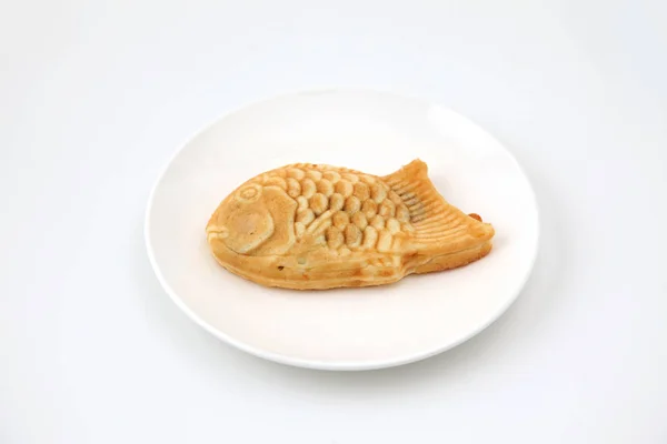 Японська кондитерська Taiyaki рибний торт на тарілку на білому фоні — стокове фото