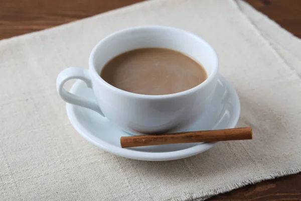 Taza de café con leche caffe latte en la mesa — Foto de Stock