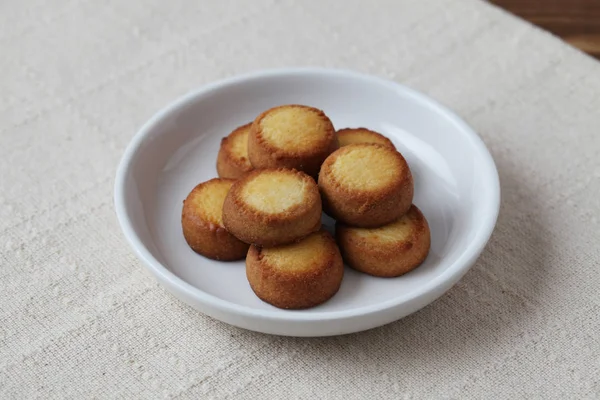 Biscoitos na placa branca na mesa — Fotografia de Stock